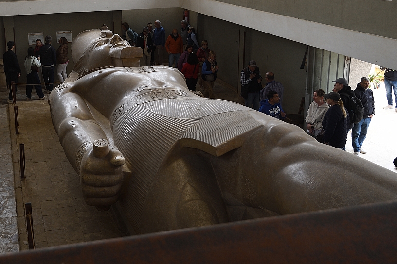 11 MAK_6834.jpg - Attrattiva principale, con i suoi 13 metri di altezza, nonostante sia privo di quasi tutta la parte inferiore e non può essere messo dritto, è il colosso di Ramses II (1279 a.C. - 1213 a.C.) in calcare . E’ ritratto nell'atto di muovere un passo.